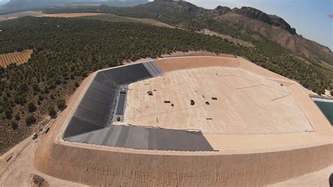 Balsa de riego con agua verde