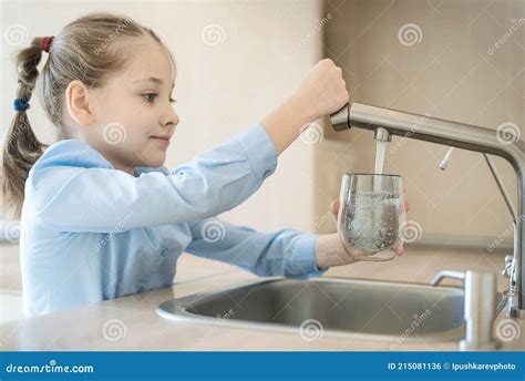 niños bebiendo agua pura de un grifo
