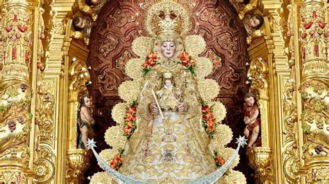 Imagen de la Virgen del Rocío con su manto