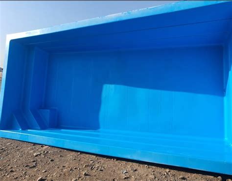 Fotografía de una piscina de fibra de vidrio con ampollas visibles causadas por la ósmosis.