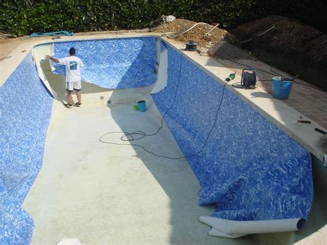 Instalación de una membrana armada en una piscina, mostrando el proceso de ajuste y sellado.