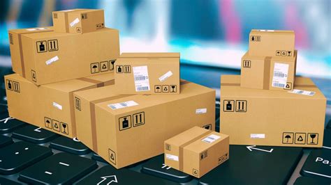 paquete siendo enviado con etiqueta de envío rápido