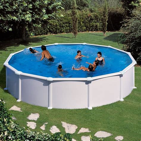 Piscina redonda de acero blanco GRE KIT460ECO instalada en un jardín