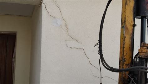 Terraza con signos de humedad y grietas