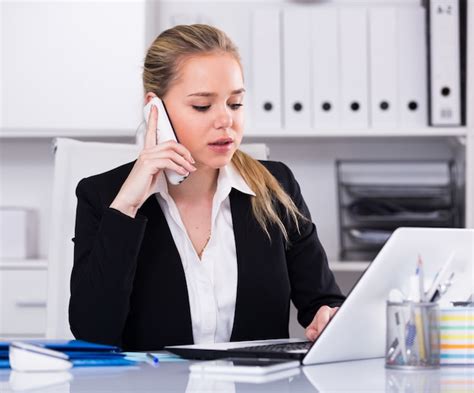 Persona hablando por teléfono en una oficina