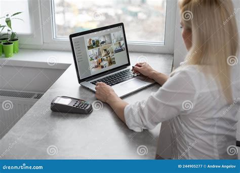 Persona trabajando desde casa con un ordenador y auriculares