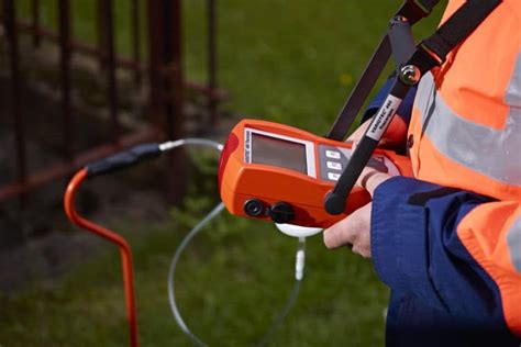 Técnico utilizando equipo de detección de fugas de agua