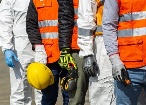 Trabajadores utilizando equipo de protección individual completo