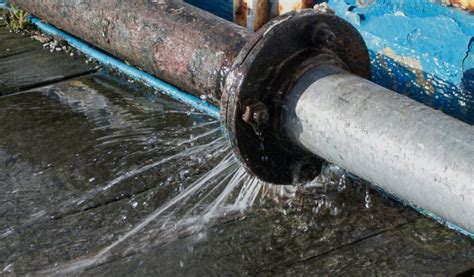 Fuga de agua en una junta de colector