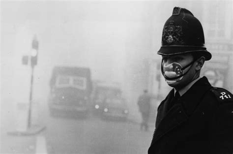 Esmog denso cubriendo Londres en 1952