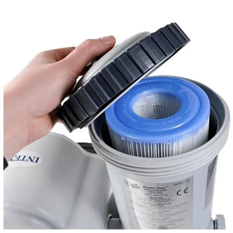 Primer plano de un cartucho de filtro Intex tipo H siendo enjuagado bajo un grifo