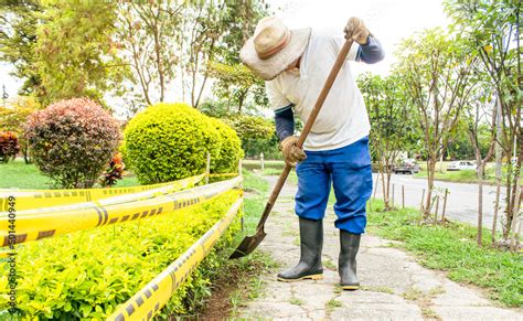 Persona limpiando un triturador de jardín