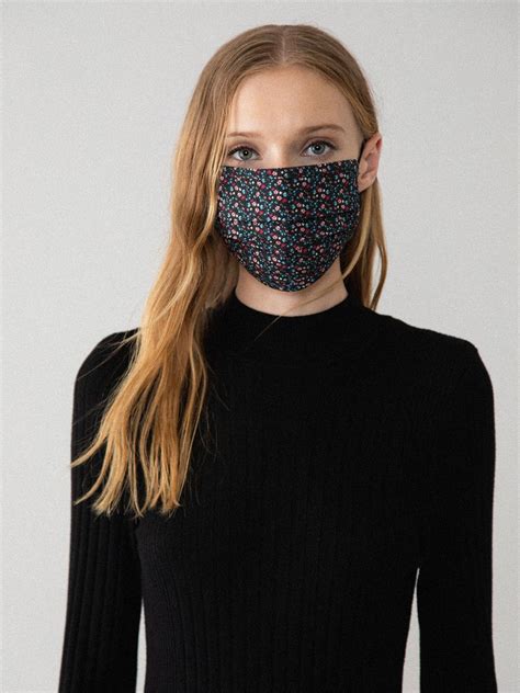 colección de mascarillas de tela lisas de colores variados