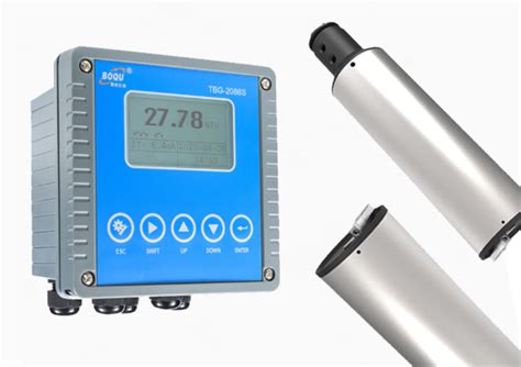 Imagen de una piscina cristalina con un analizador de turbidez en primer plano