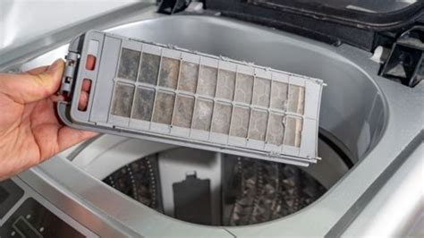 Infografía mostrando los pasos para limpiar el filtro de la lavadora