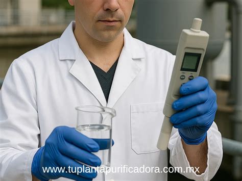 Fotómetro portátil midiendo la concentración de cloro en una muestra de agua