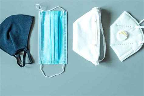 Fotografía histórica de personal médico usando mascarillas de tela