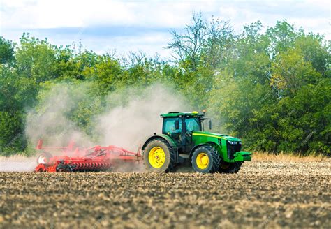Tractor trabajando en un campo polvoriento