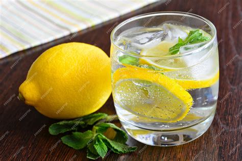 Primer plano de cubitos de hielo de agua mineral en un cuenco