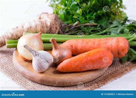 Imagen de ingredientes frescos para caldo: zanahorias, puerros, apio, cebolla