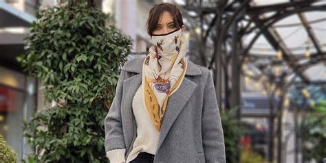 Sara Carbonero con mascarilla tipo pañuelo