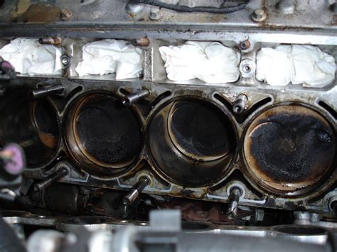 Infografía comparativa mostrando un motor con depósitos de carbonilla y otro limpio, resaltando la mejora en el flujo de aire y combustible.