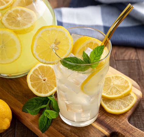 Imagen de un vaso de limonada con rodajas de limón y hojas de menta