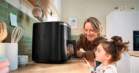 Persona desconectando una freidora de aire