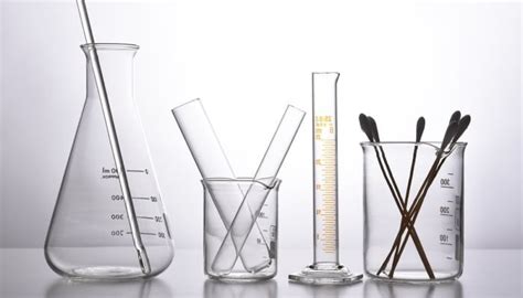 Laboratorio con material de vidrio y equipo científico