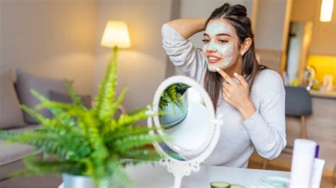 Imagen de una persona aplicándose una mascarilla facial de menta