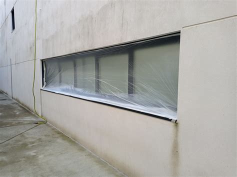 Ventana con filtración de agua