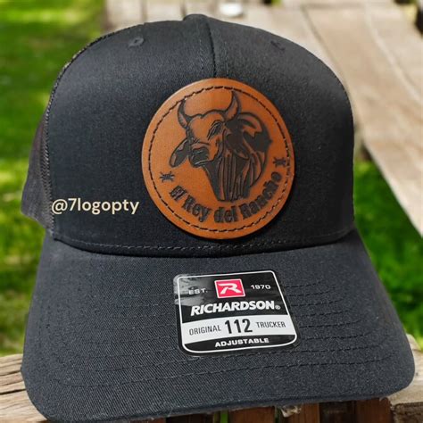 Detalle de parche de piel con logo en el bajo de un jersey