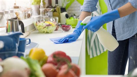 Vaporetta limpiando una cocina