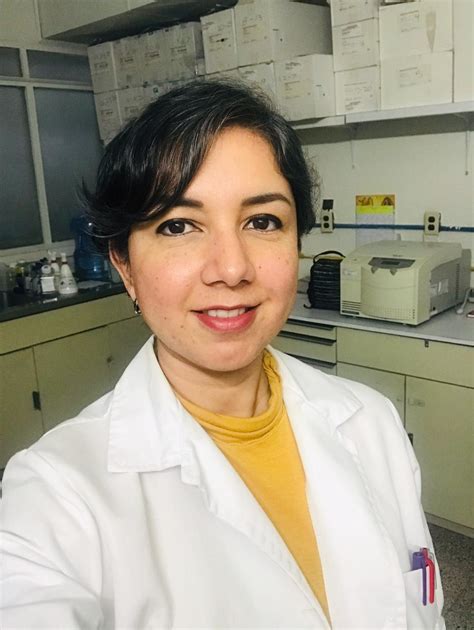 Dra. Purificación Muñoz en un laboratorio de investigación biomédica
