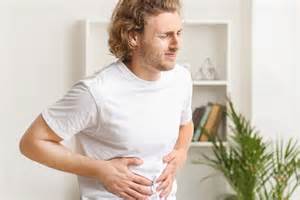 Infografía mostrando alimentos comunes que pueden causar gases y cómo prepararlos para reducirlos.