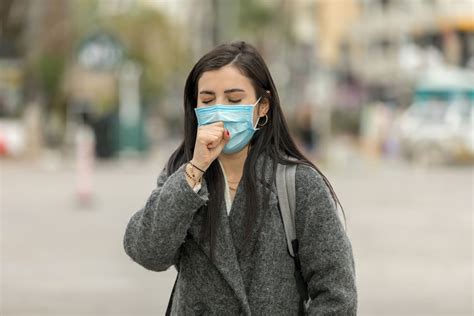 Personas usando mascarillas en un hospital