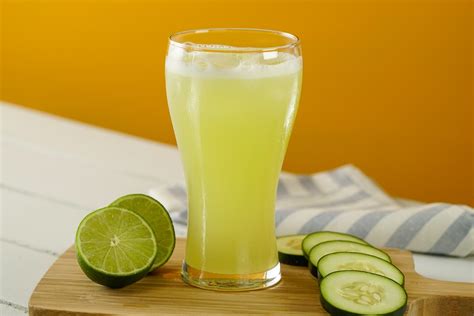 Vaso de agua con limón y una pizca de cayena