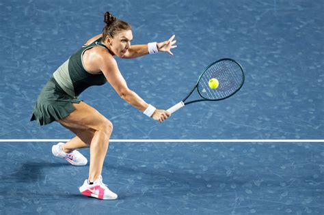 Simona Halep sonriendo en una cancha de tenis
