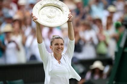 Simona Halep levantando el trofeo de Wimbledon