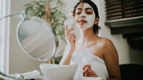 Mujer aplicándose mascarilla facial fría