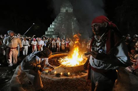 Representación de un ritual de sangría maya