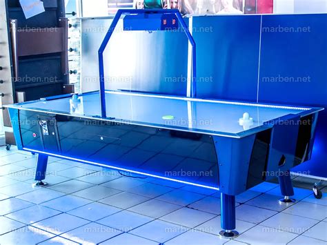 Primer plano de los orificios de aire en una mesa de air hockey