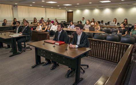 Abogados en sala de juicios