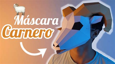Máscara de cartón de oveja en un entorno festivo