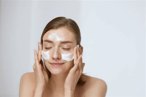 Primer plano de una persona aplicando limpiador facial