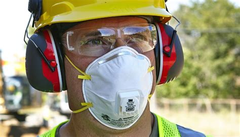 Trabajador usando equipo de protección respiratoria en un entorno industrial