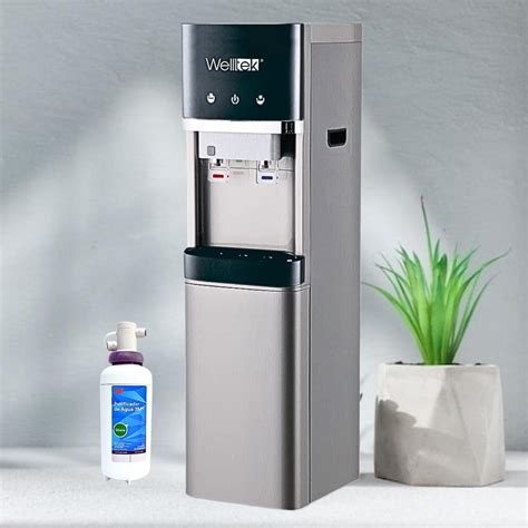 Dispensador de agua con filtro en una cocina moderna