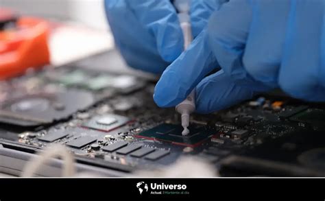 Primer plano de una placa base limpia con alcohol isopropílico