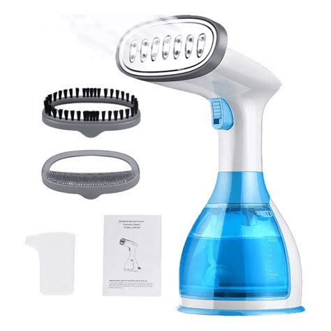Plancha de vapor siendo rellenada con agua destilada