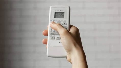 Imagen de un mando de aire acondicionado abierto mostrando los contactos de las pilas